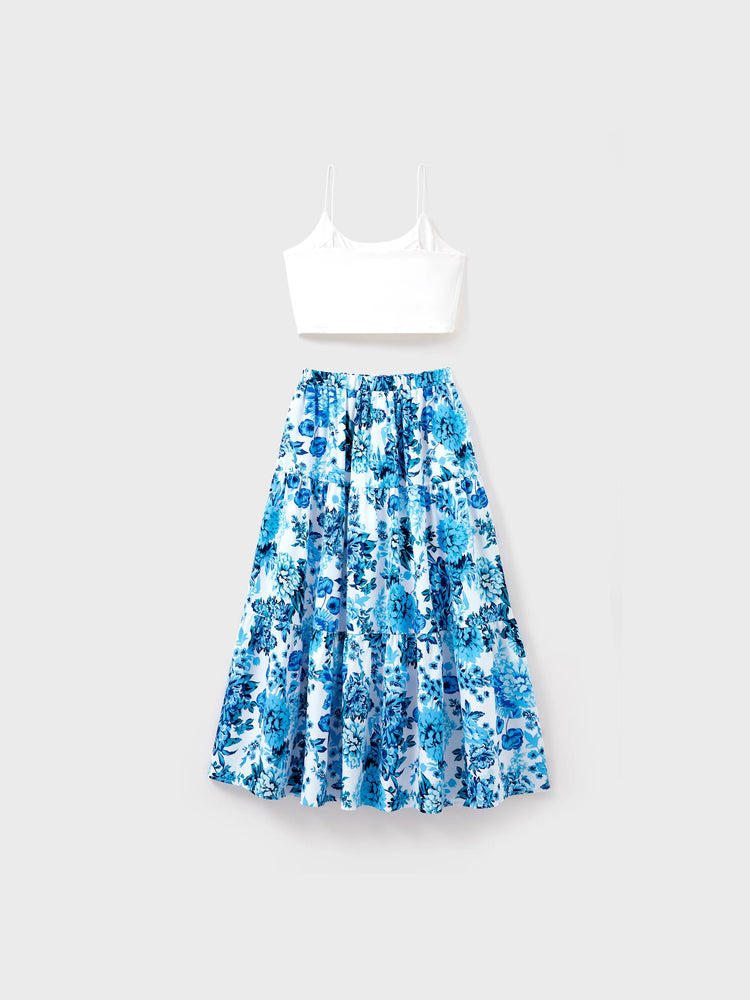 Passende Outfits für die Familie Weißes Oberteil mit Leibchen und blauer Rock mit Blumenprint oder kurzärmeliges T-Shirt mit Colorblock blau