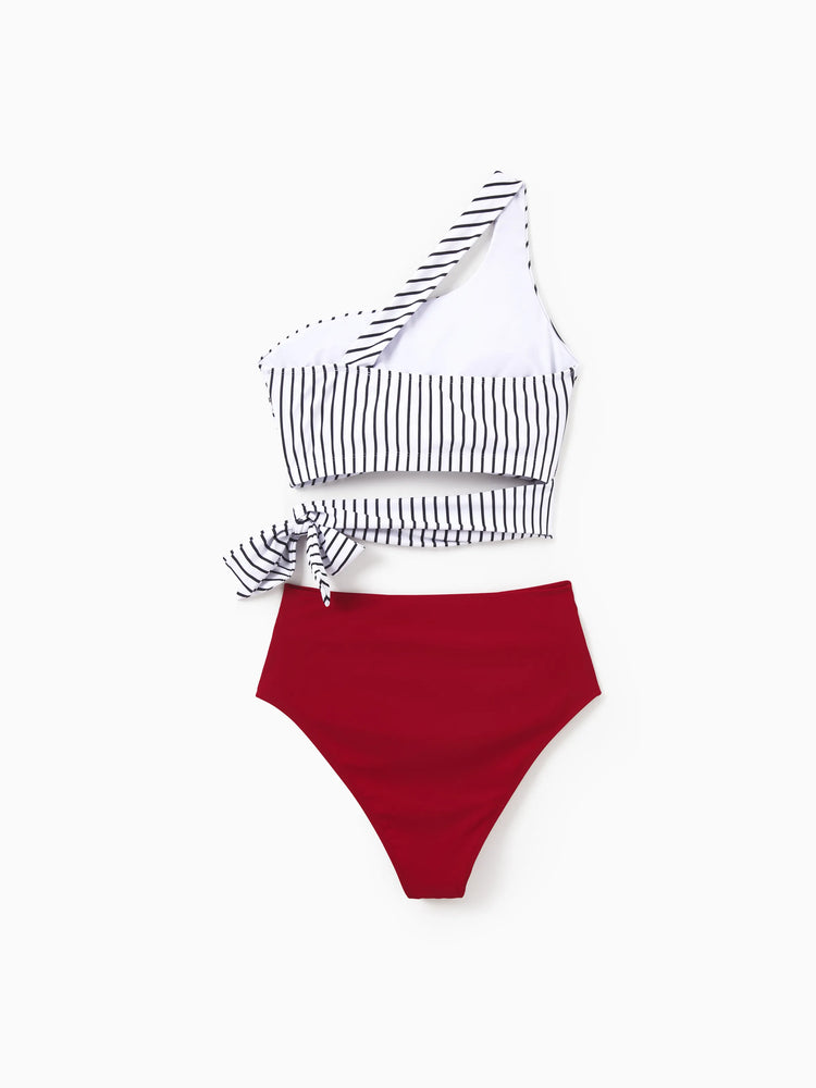 Maillots de bain assortis pour la famille : bikini à une épaule rayé rouge ou maillot de bain colorblock, tenues de plage assorties pour l'été, les croisières et les vacances. Rouge