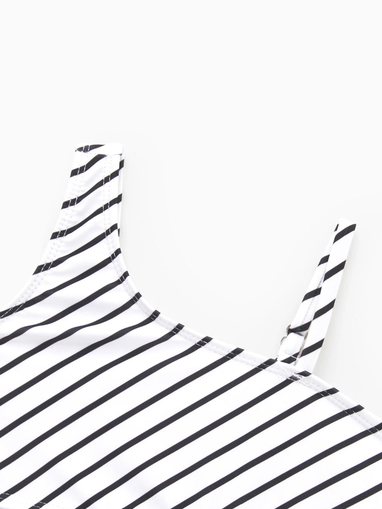 Maillots de bain assortis pour la famille : bikini à une épaule rayé rouge ou maillot de bain colorblock, tenues de plage assorties pour l'été, les croisières et les vacances. Rouge