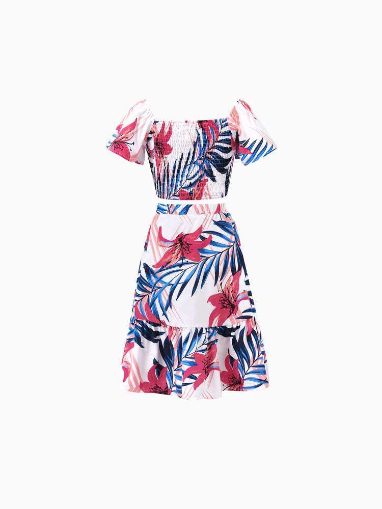 Tenues familiales assorties à fleurs tropicales, chemise à manches courtes à imprimé feuilles rose et bleu ou ensemble haut à smocks à une épaule et jupe assortis pour les vacances, la croisière, la plage, blanc