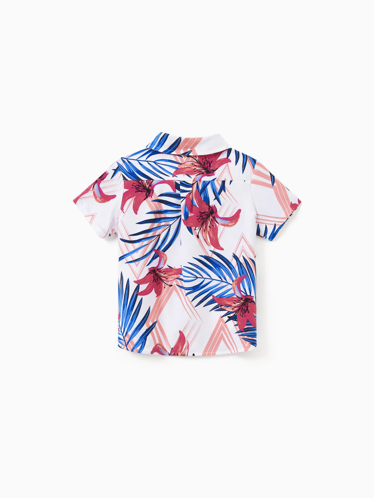 Tenues familiales assorties à fleurs tropicales, chemise à manches courtes à imprimé feuilles rose et bleu ou ensemble haut à smocks à une épaule et jupe assortis pour les vacances, la croisière, la plage, blanc