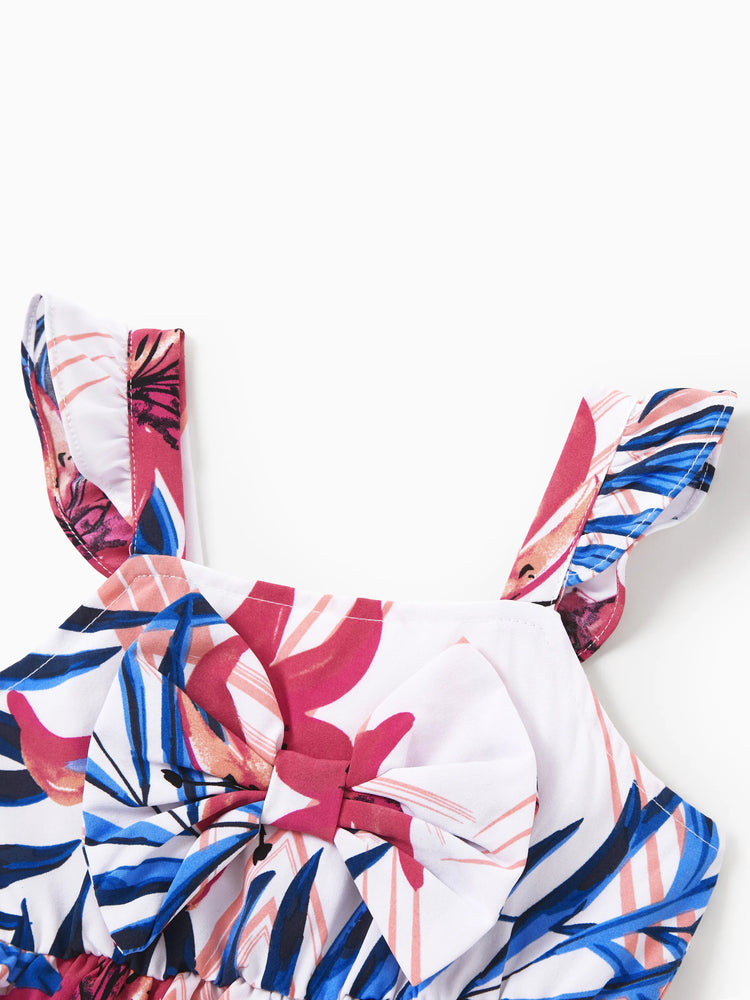 Tenues familiales assorties à fleurs tropicales, chemise à manches courtes à imprimé feuilles rose et bleu ou ensemble haut à smocks à une épaule et jupe assortis pour les vacances, la croisière, la plage, blanc