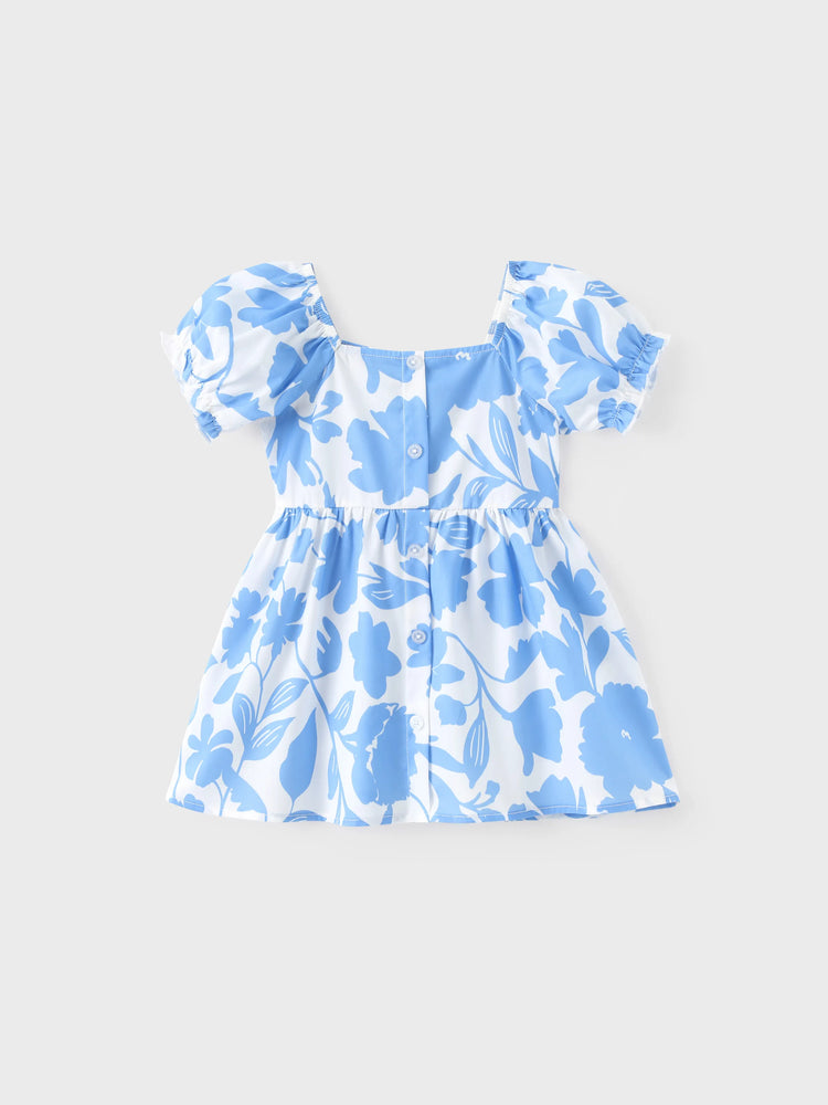 Tenues familiales assorties : robe à imprimé floral bleu et blanc ou t-shirt colorblock, ensemble vacances d'été bleu