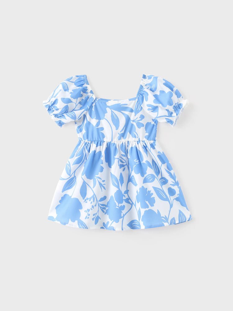 Tenues familiales assorties : robe à imprimé floral bleu et blanc ou t-shirt colorblock, ensemble vacances d'été bleu