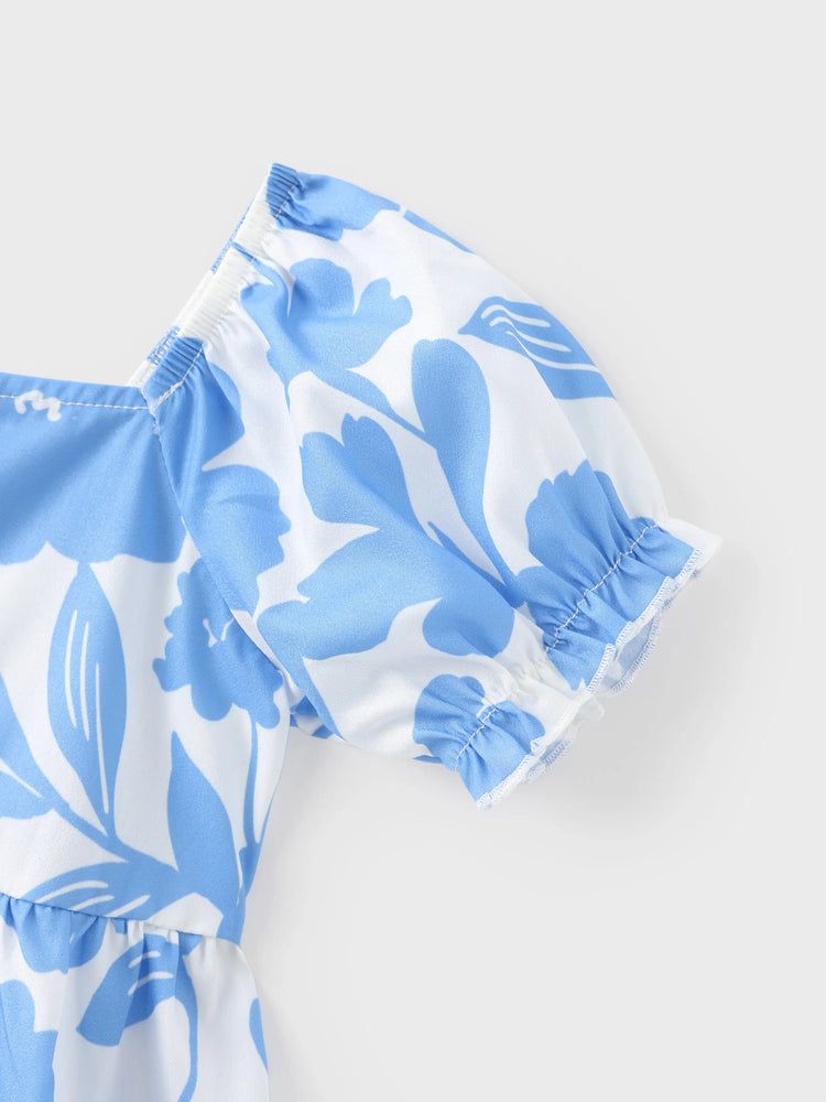 Tenues familiales assorties : robe à imprimé floral bleu et blanc ou t-shirt colorblock, ensemble vacances d'été bleu