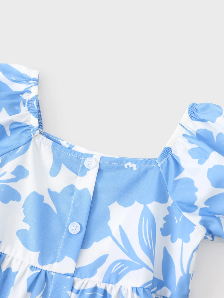 Tenues familiales assorties : robe à imprimé floral bleu et blanc ou t-shirt colorblock, ensemble vacances d'été bleu