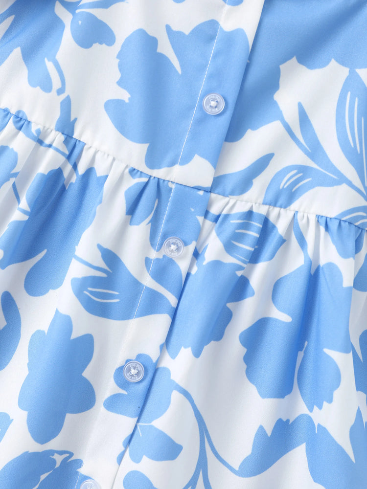 Tenues familiales assorties : robe à imprimé floral bleu et blanc ou t-shirt colorblock, ensemble vacances d'été bleu