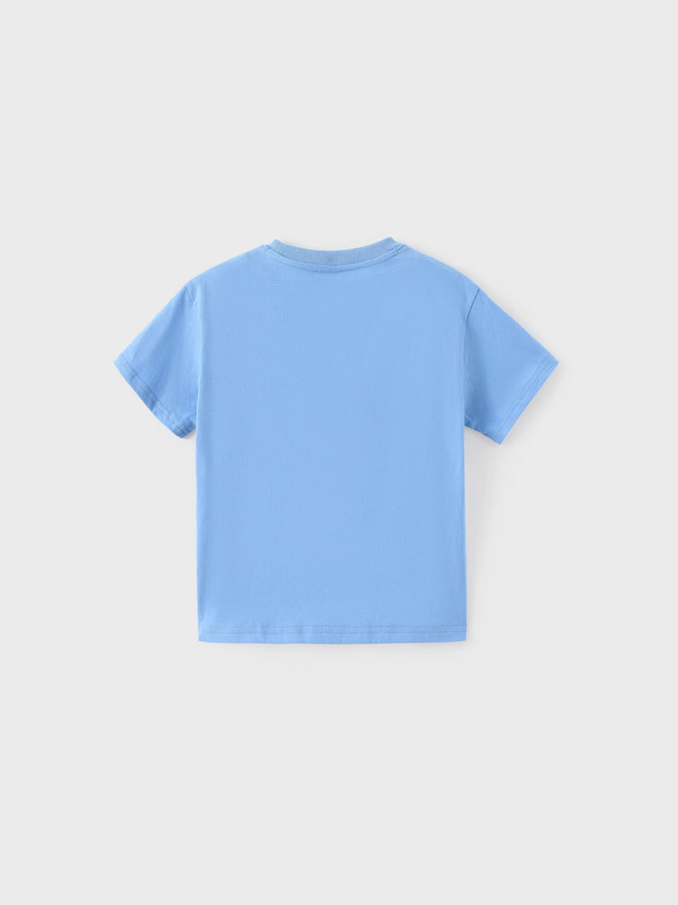 Tenues familiales assorties : robe à imprimé floral bleu et blanc ou t-shirt colorblock, ensemble vacances d'été bleu