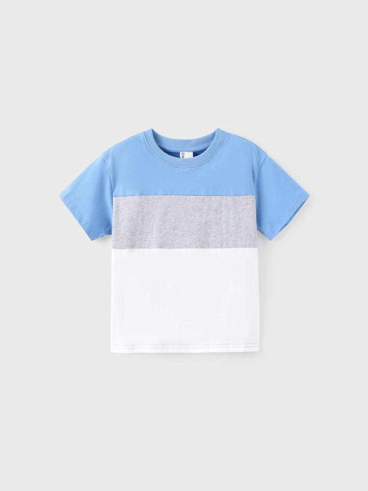 Tenues familiales assorties : robe à imprimé floral bleu et blanc ou t-shirt colorblock, ensemble vacances d'été bleu