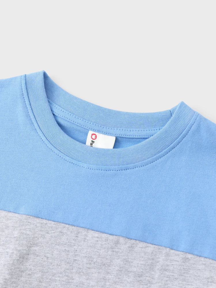 Tenues familiales assorties : robe à imprimé floral bleu et blanc ou t-shirt colorblock, ensemble vacances d'été bleu