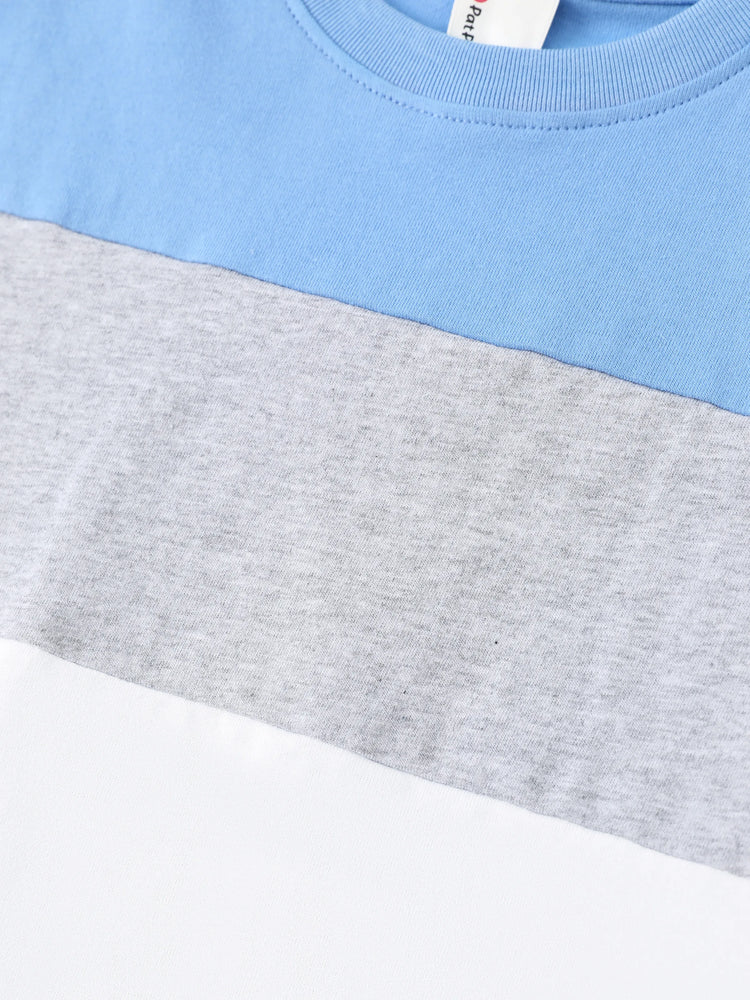 Tenues familiales assorties : robe à imprimé floral bleu et blanc ou t-shirt colorblock, ensemble vacances d'été bleu