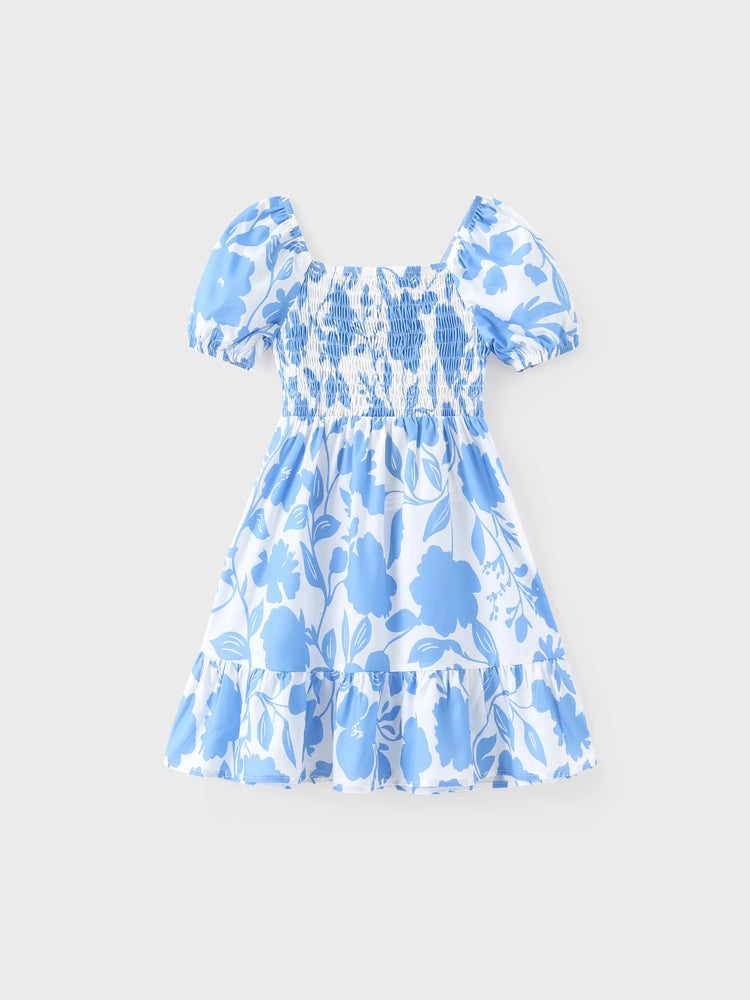 Tenues familiales assorties : robe à imprimé floral bleu et blanc ou t-shirt colorblock, ensemble vacances d'été bleu