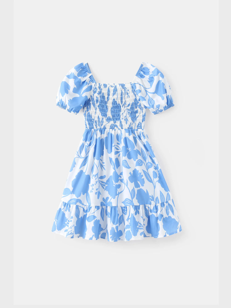 Tenues familiales assorties : robe à imprimé floral bleu et blanc ou t-shirt colorblock, ensemble vacances d'été bleu