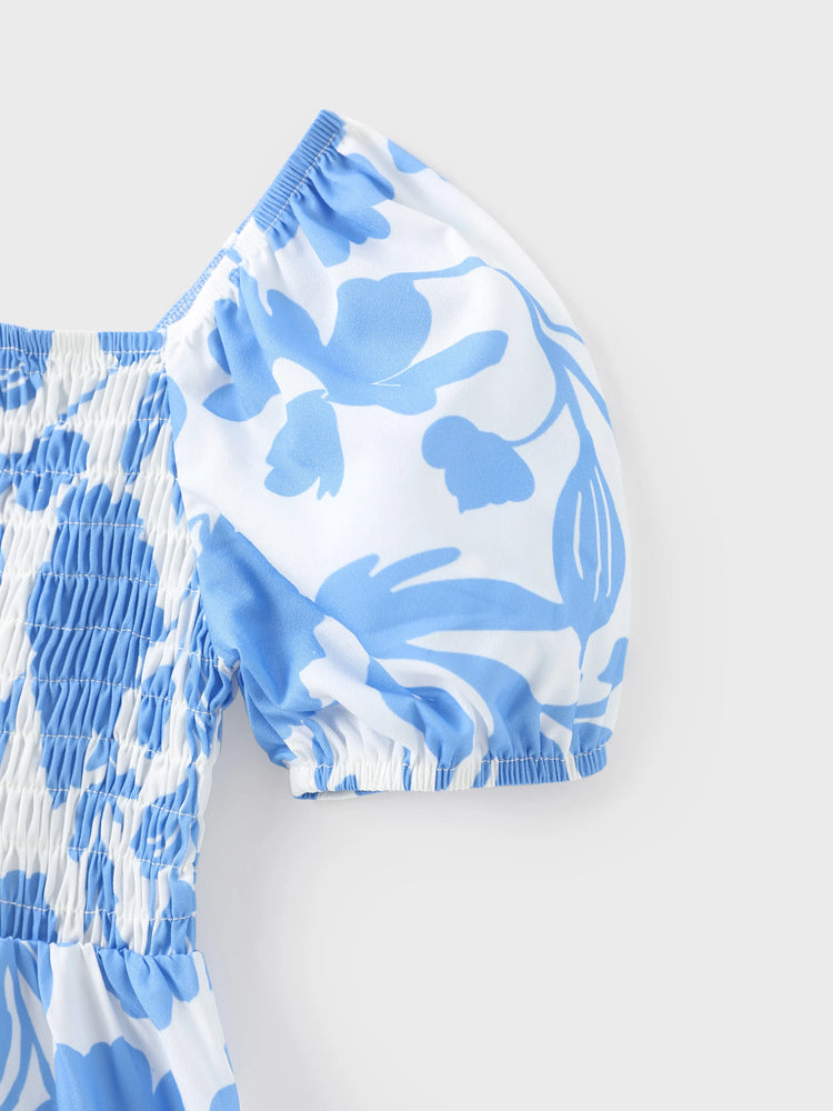 Tenues familiales assorties : robe à imprimé floral bleu et blanc ou t-shirt colorblock, ensemble vacances d'été bleu