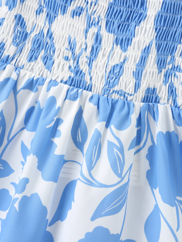 Tenues familiales assorties : robe à imprimé floral bleu et blanc ou t-shirt colorblock, ensemble vacances d'été bleu