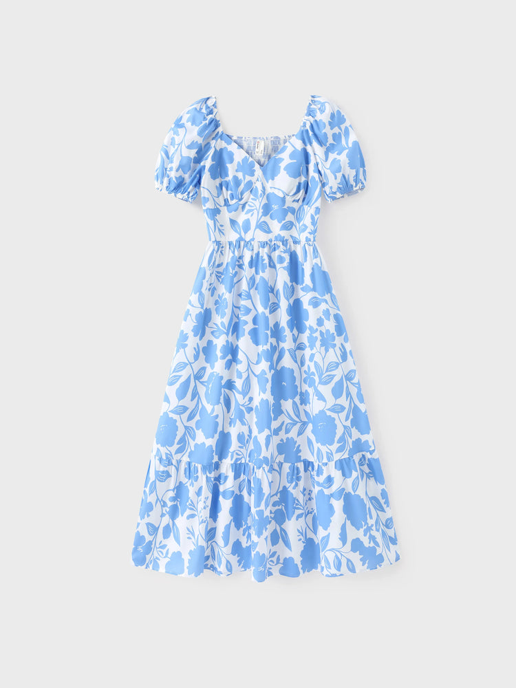 Tenues familiales assorties : robe à imprimé floral bleu et blanc ou t-shirt colorblock, ensemble vacances d'été bleu