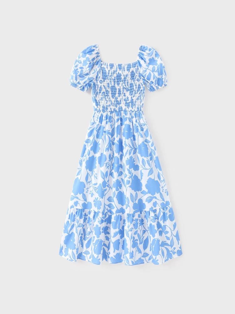 Tenues familiales assorties : robe à imprimé floral bleu et blanc ou t-shirt colorblock, ensemble vacances d'été bleu