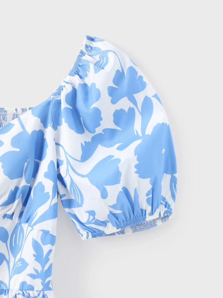 Tenues familiales assorties : robe à imprimé floral bleu et blanc ou t-shirt colorblock, ensemble vacances d'été bleu