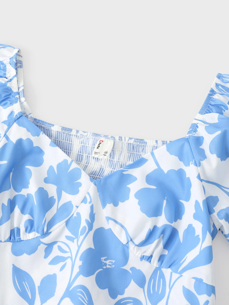 Tenues familiales assorties : robe à imprimé floral bleu et blanc ou t-shirt colorblock, ensemble vacances d'été bleu