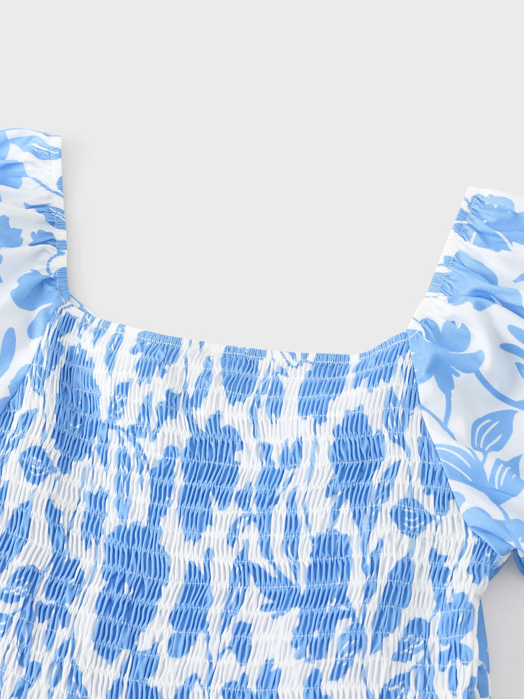 Tenues familiales assorties : robe à imprimé floral bleu et blanc ou t-shirt colorblock, ensemble vacances d'été bleu