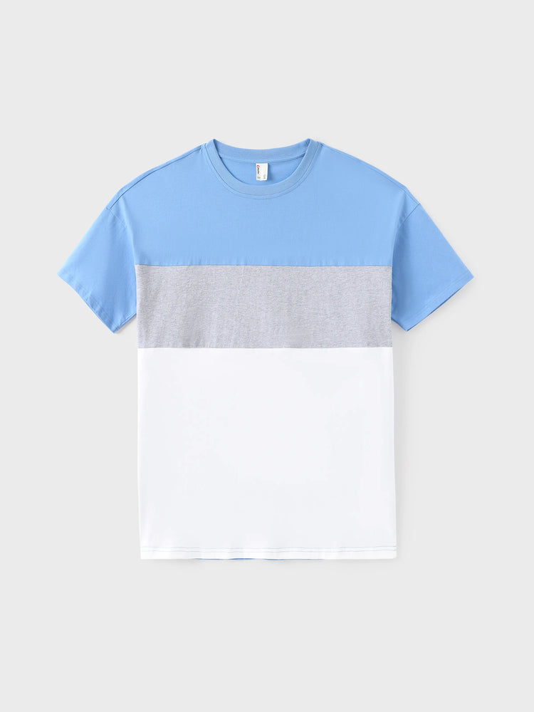 Tenues familiales assorties : robe à imprimé floral bleu et blanc ou t-shirt colorblock, ensemble vacances d'été bleu