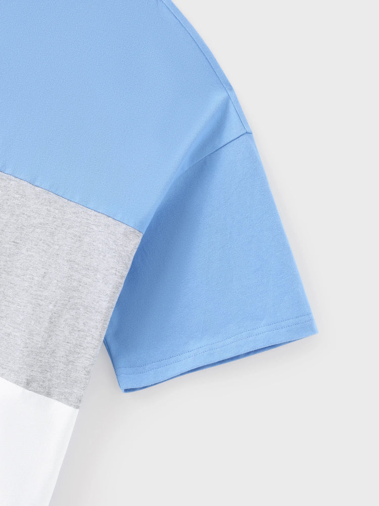 Tenues familiales assorties : robe à imprimé floral bleu et blanc ou t-shirt colorblock, ensemble vacances d'été bleu