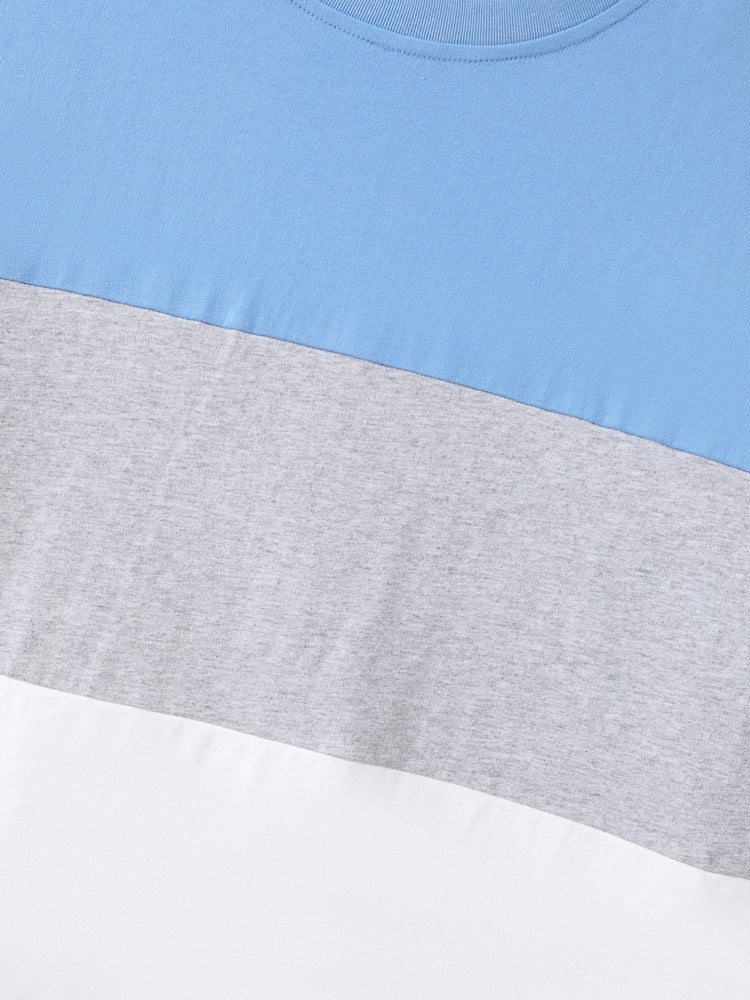 Tenues familiales assorties : robe à imprimé floral bleu et blanc ou t-shirt colorblock, ensemble vacances d'été bleu