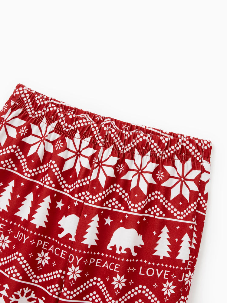 Ensemble pyjama familial assorti à imprimé traditionnel de Noël avec chaussettes de Noël rouges