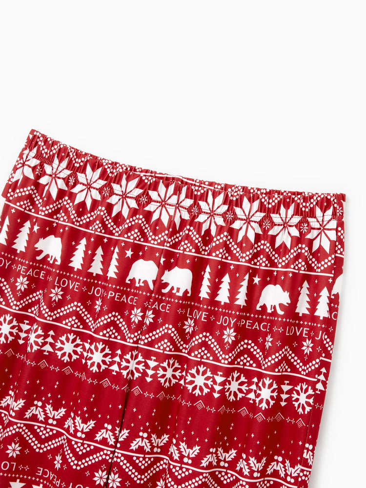 Ensemble pyjama familial assorti à imprimé traditionnel de Noël avec chaussettes de Noël rouges