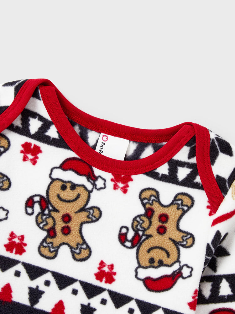 Ensemble pyjama de Noël assorti en polaire pour toute la famille, imprimé pain d'épices et flocons de neige, avec chaussettes de Noël rouges