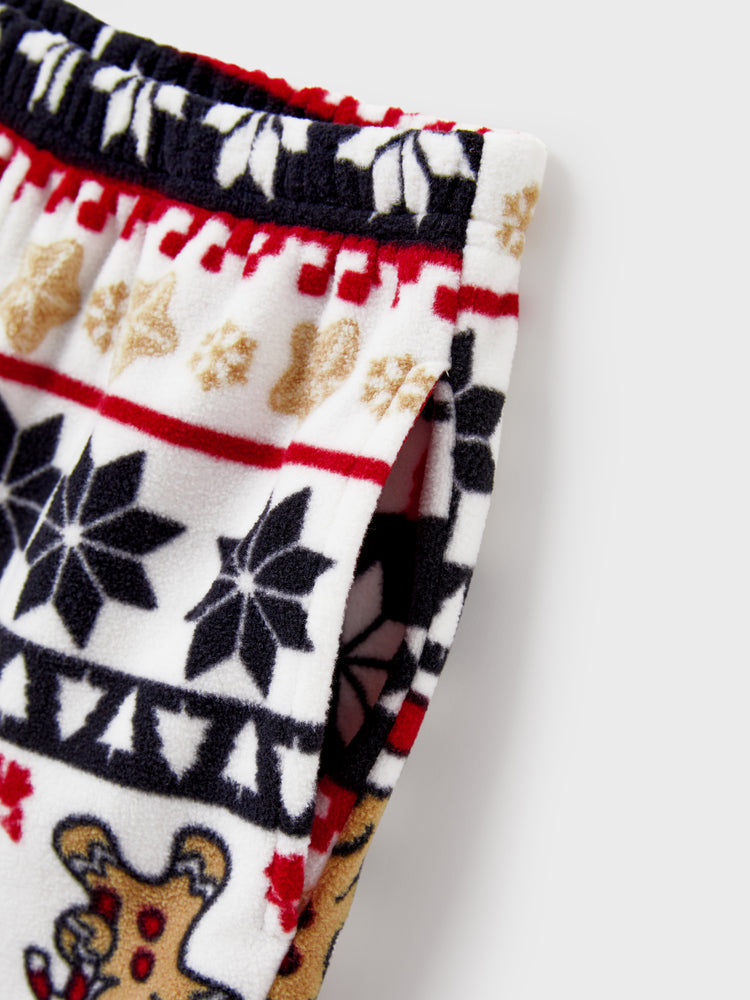 Ensemble pyjama de Noël assorti en polaire pour toute la famille, imprimé pain d'épices et flocons de neige, avec chaussettes de Noël rouges