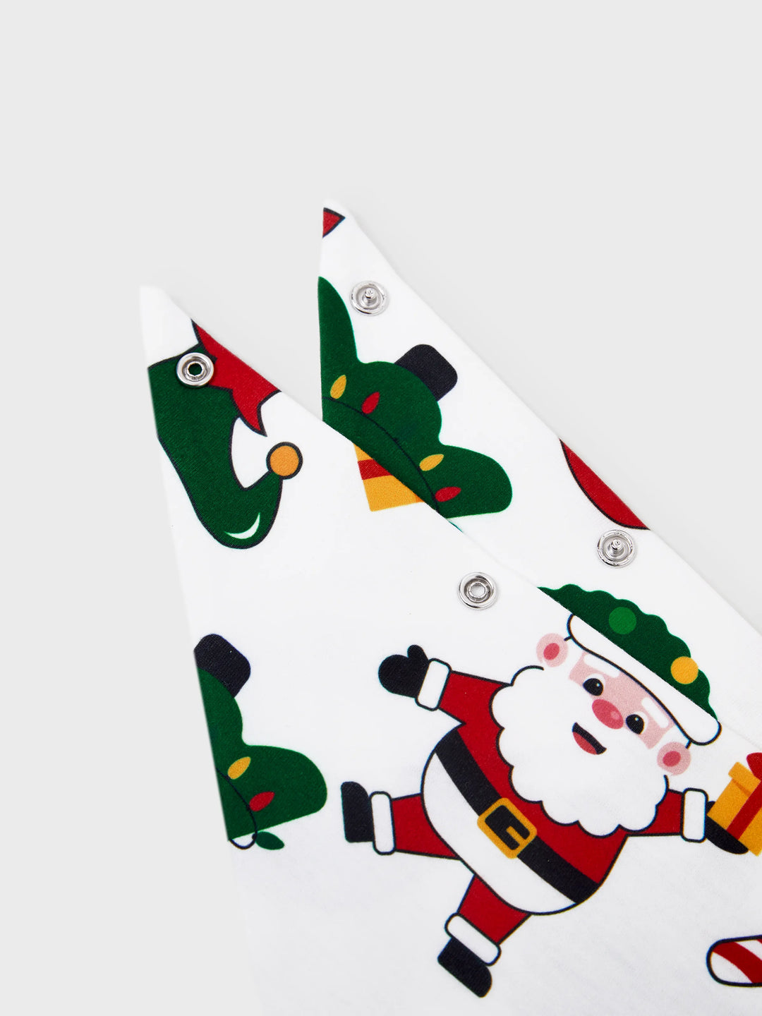Conjunto de pijama familiar navideño a juego, con estampado de Papá Noel y árbol de Navidad, de manga larga y calcetines navideños, color blanco