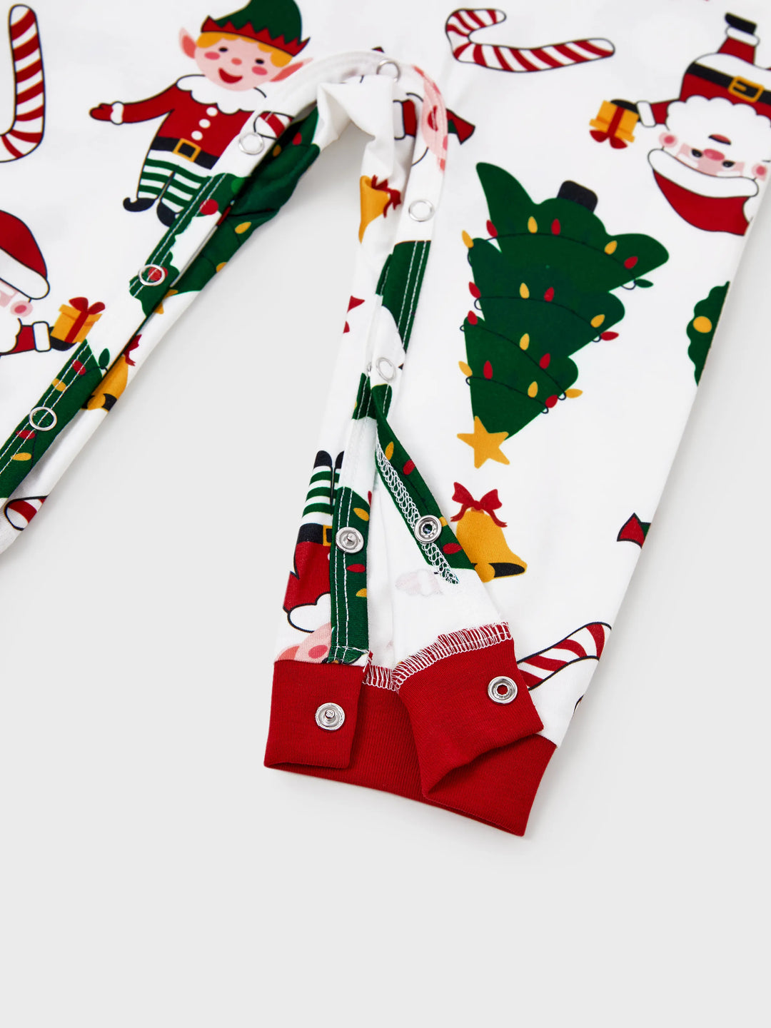 Conjunto de pijama familiar navideño a juego, con estampado de Papá Noel y árbol de Navidad, de manga larga y calcetines navideños, color blanco
