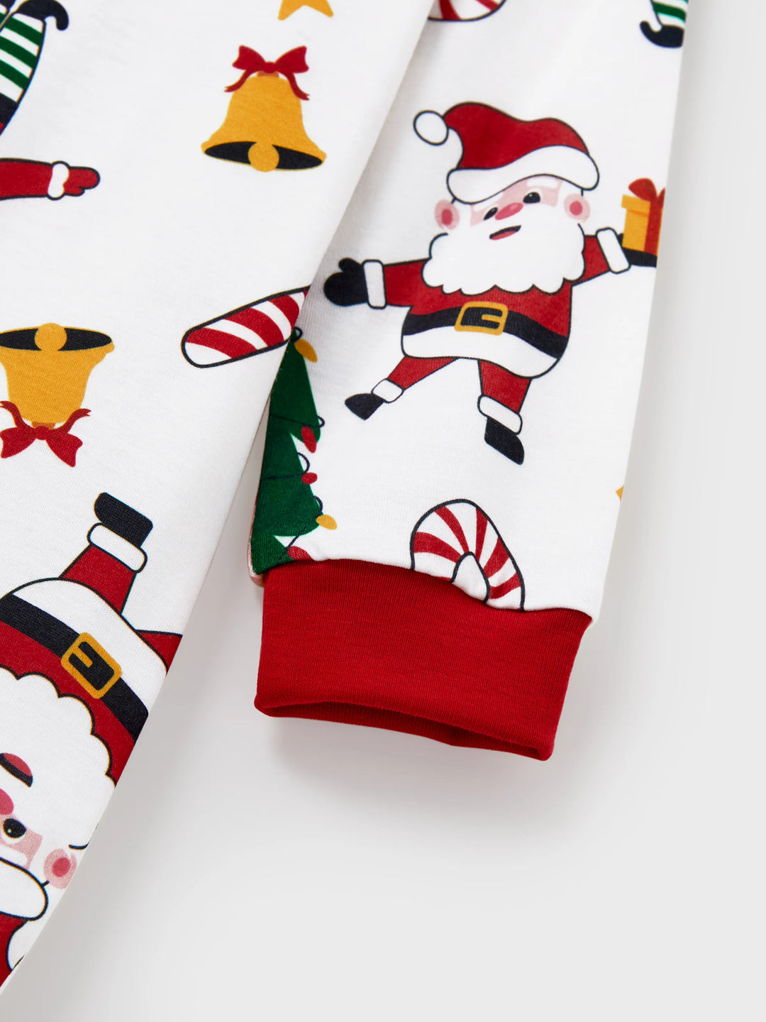 Conjunto de pijama familiar navideño a juego, con estampado de Papá Noel y árbol de Navidad, de manga larga y calcetines navideños, color blanco