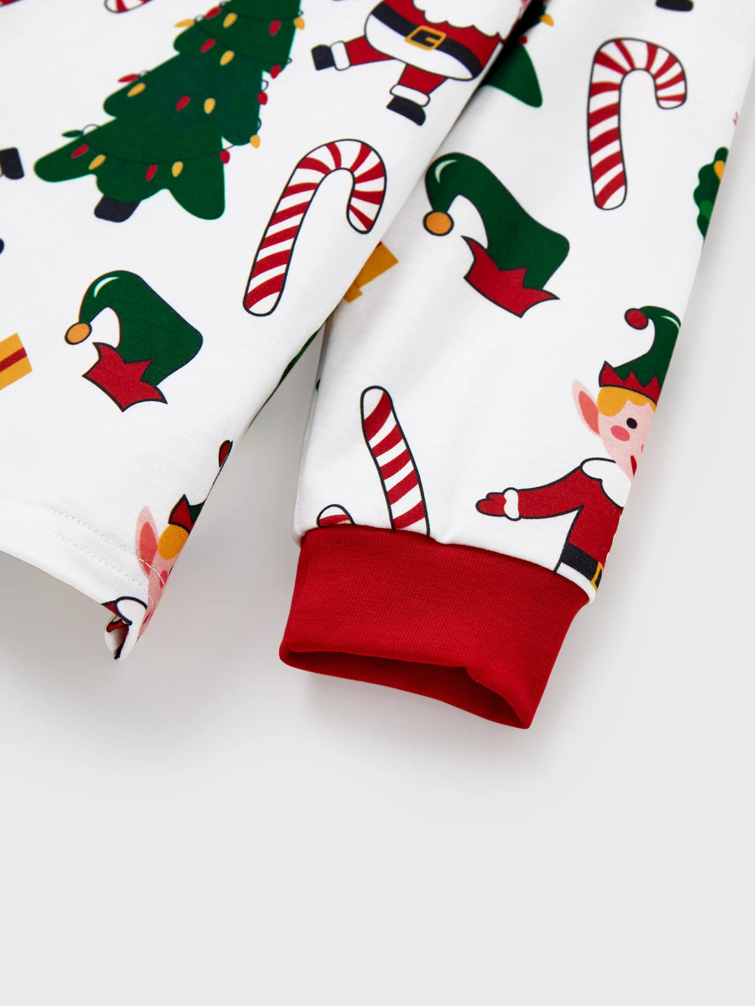 Conjunto de pijama familiar navideño a juego, con estampado de Papá Noel y árbol de Navidad, de manga larga y calcetines navideños, color blanco