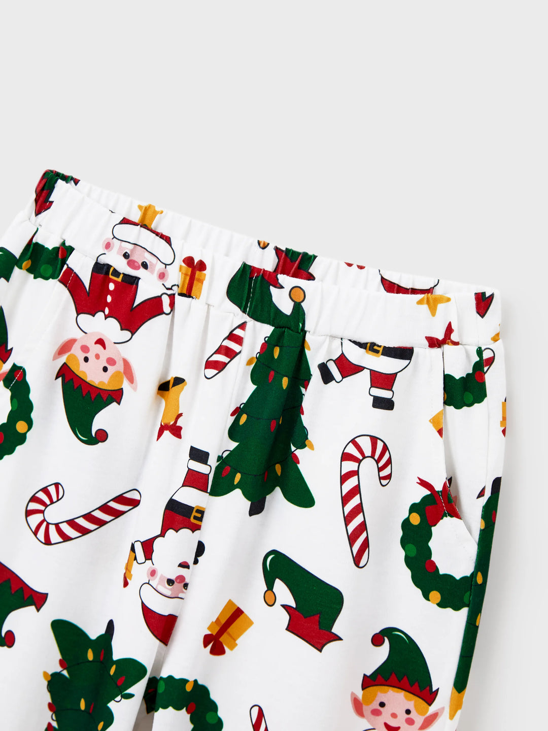 Conjunto de pijama familiar navideño a juego, con estampado de Papá Noel y árbol de Navidad, de manga larga y calcetines navideños, color blanco