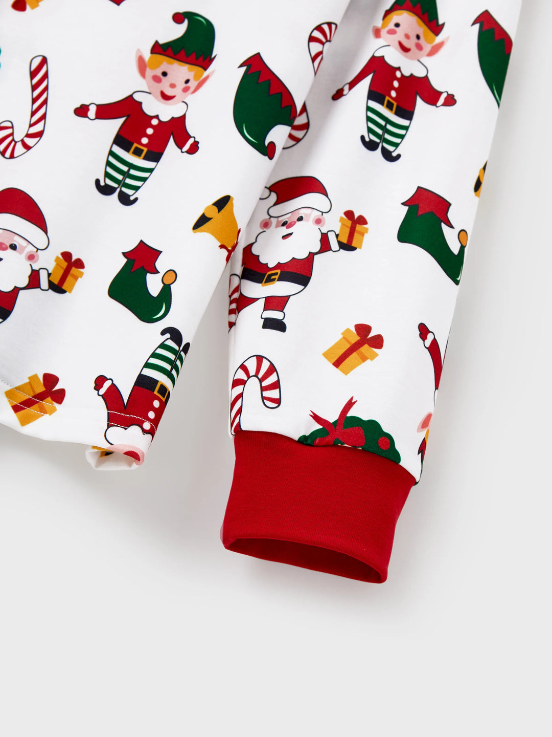 Conjunto de pijama familiar navideño a juego, con estampado de Papá Noel y árbol de Navidad, de manga larga y calcetines navideños, color blanco
