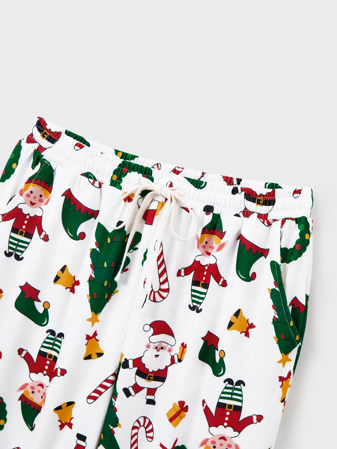 Conjunto de pijama familiar navideño a juego, con estampado de Papá Noel y árbol de Navidad, de manga larga y calcetines navideños, color blanco