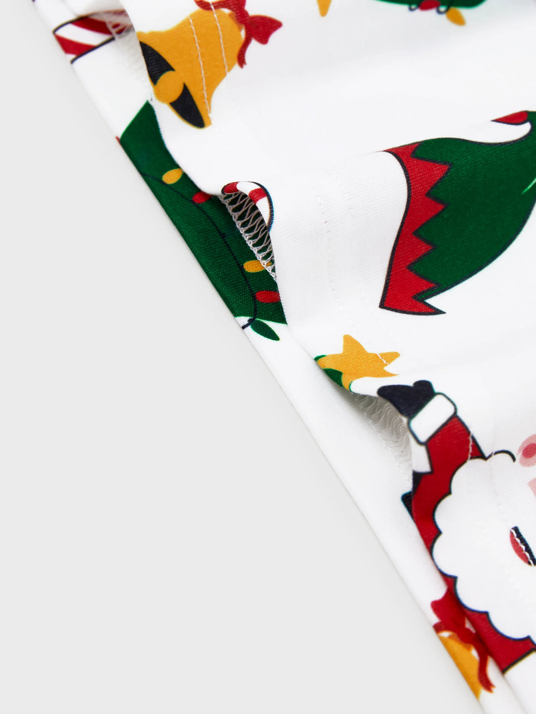 Conjunto de pijama familiar navideño a juego, con estampado de Papá Noel y árbol de Navidad, de manga larga y calcetines navideños, color blanco