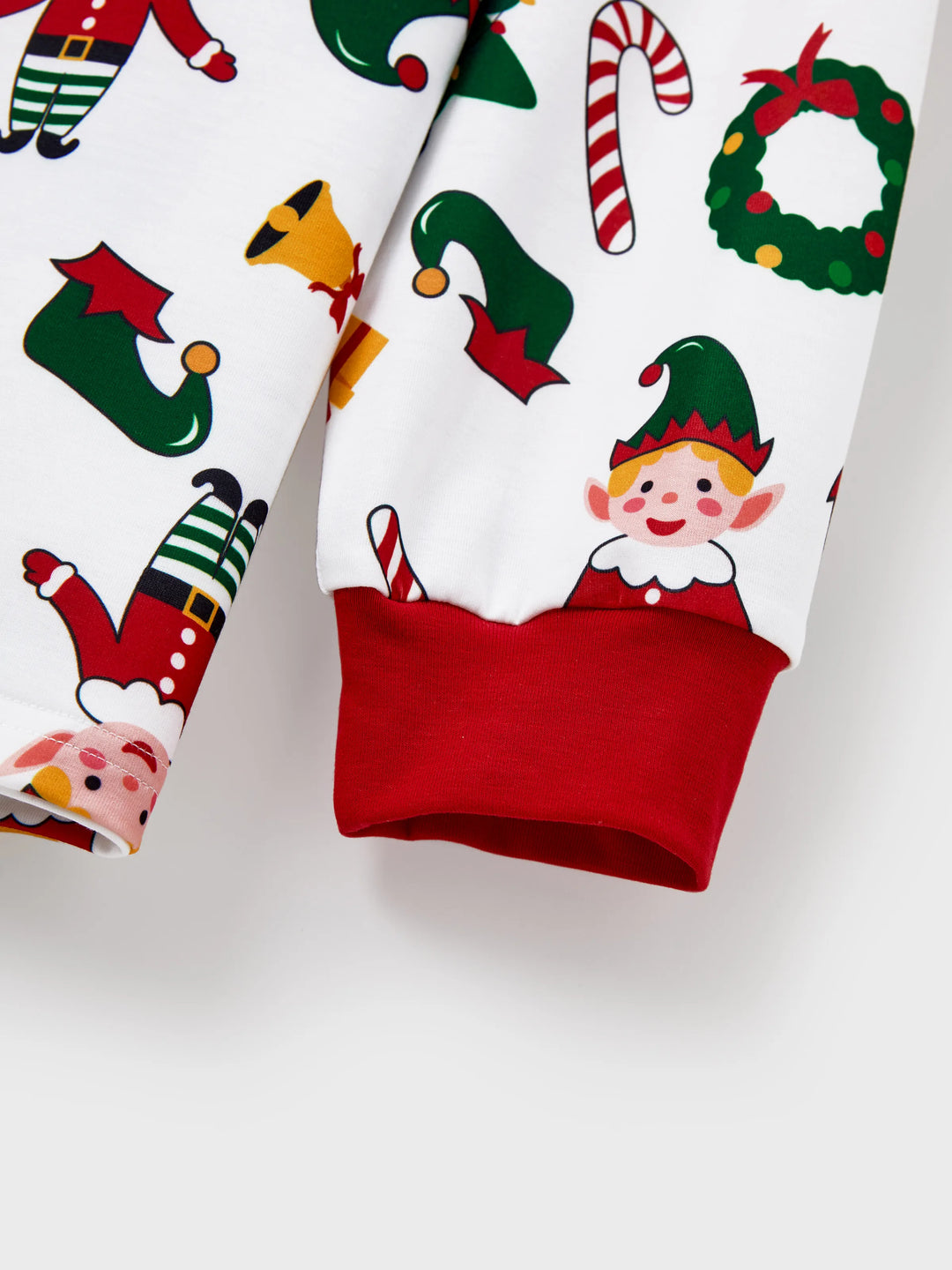 Conjunto de pijama familiar navideño a juego, con estampado de Papá Noel y árbol de Navidad, de manga larga y calcetines navideños, color blanco