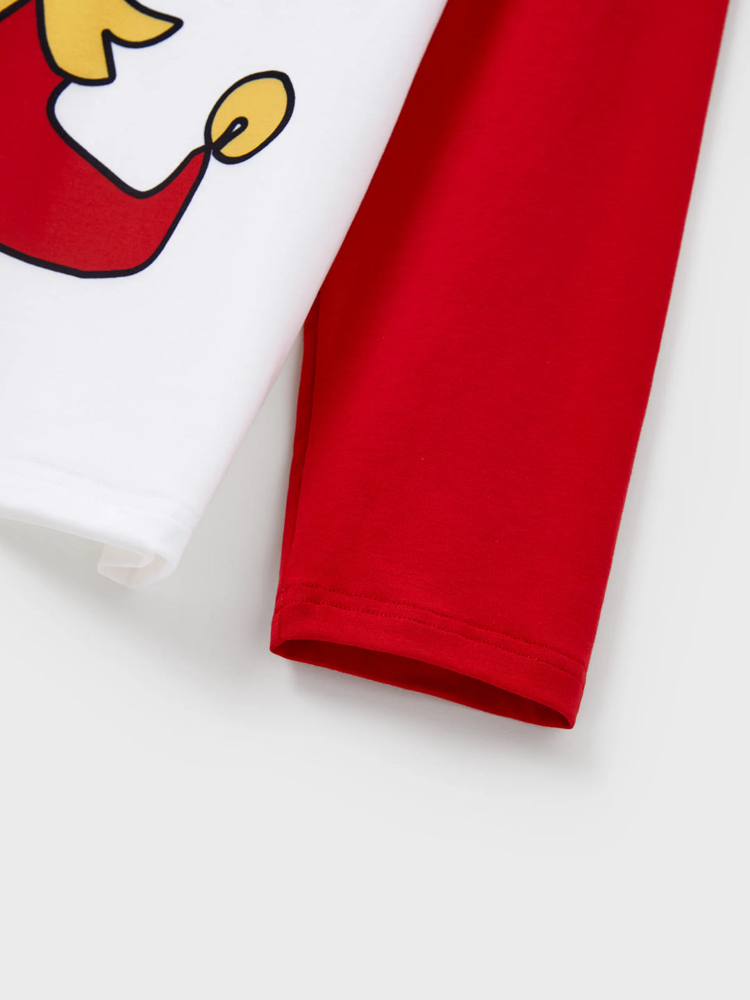 Conjunto de pijama familiar navideño a juego con estampado de duende navideño y calcetines navideños rojos