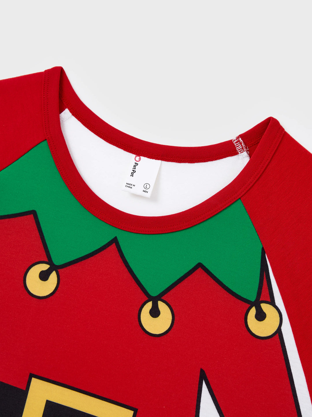 Conjunto de pijama familiar navideño a juego con estampado de duende navideño y calcetines navideños rojos