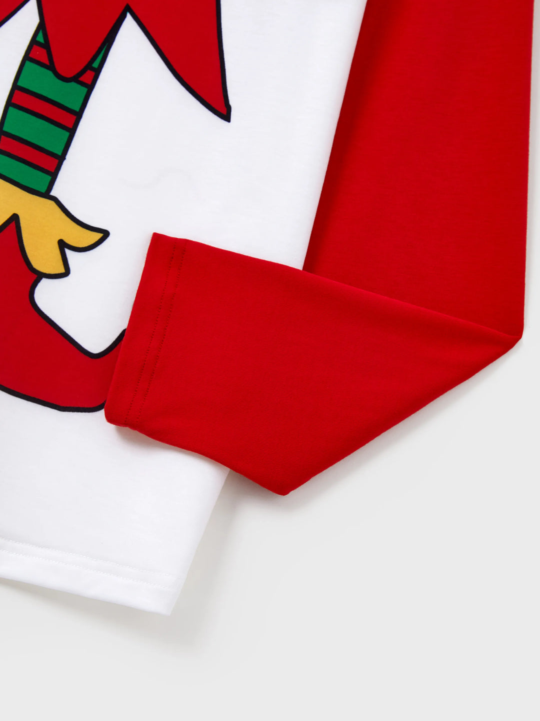 Conjunto de pijama familiar navideño a juego con estampado de duende navideño y calcetines navideños rojos