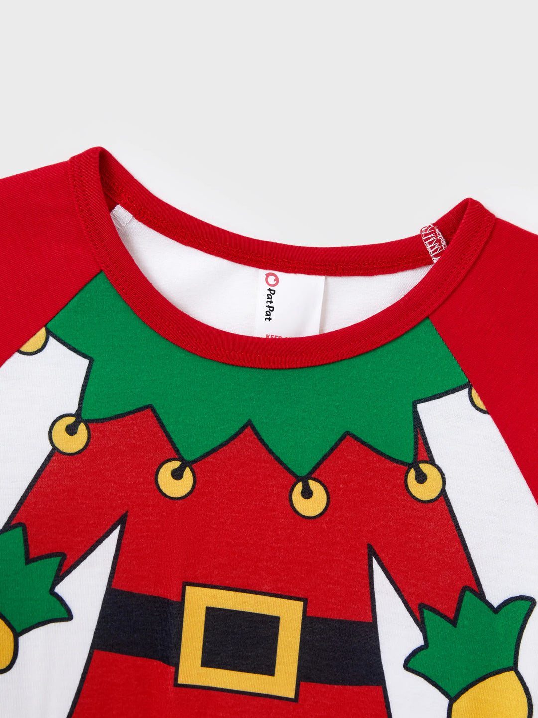 Conjunto de pijama familiar navideño a juego con estampado de duende navideño y calcetines navideños rojos