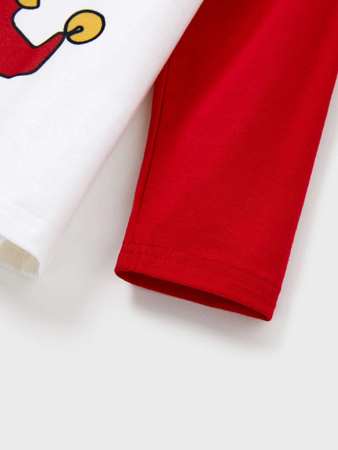 Conjunto de pijama familiar navideño a juego con estampado de duende navideño y calcetines navideños rojos