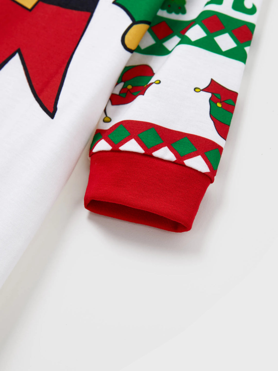 Conjunto de pijama familiar navideño a juego con estampado de duende navideño y calcetines navideños rojos