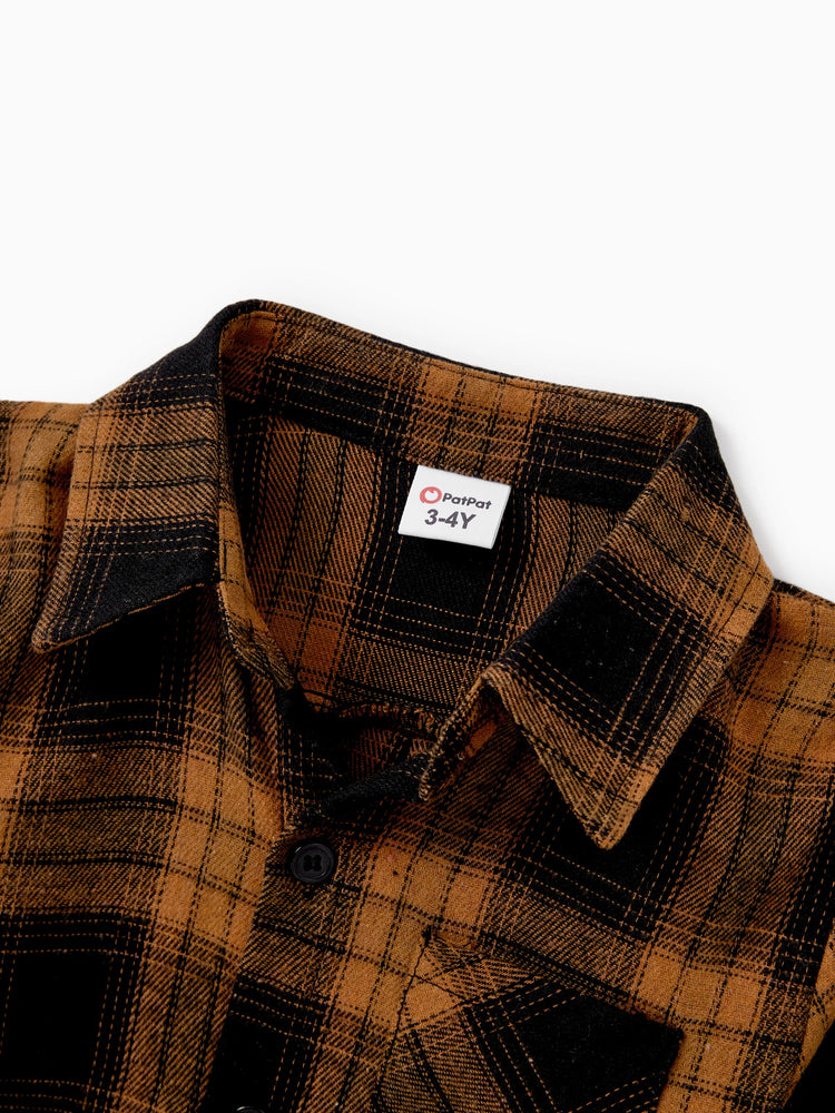 Ensemble de tenues familiales assorties : chemises à carreaux papa/fils ou robes à manches longues maman/fille marron