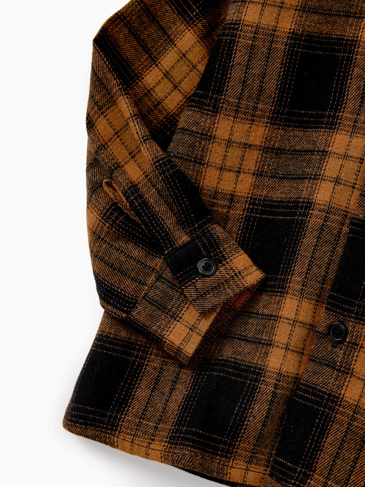 Ensemble de tenues familiales assorties : chemises à carreaux papa/fils ou robes à manches longues maman/fille marron