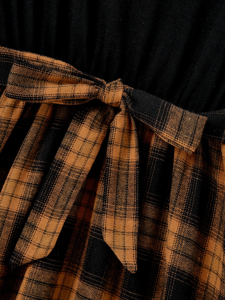 Ensemble de tenues familiales assorties : chemises à carreaux papa/fils ou robes à manches longues maman/fille marron