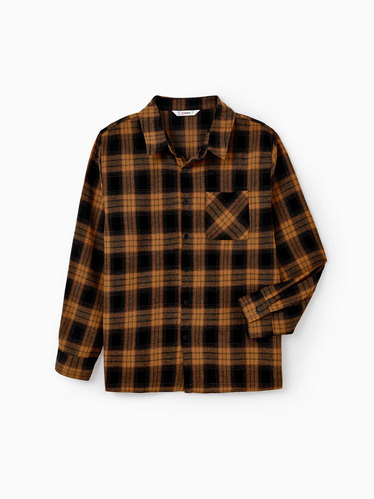 Ensemble de tenues familiales assorties : chemises à carreaux papa/fils ou robes à manches longues maman/fille marron